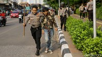 Polisi menduga kelompok anarko tersebut tidak turun ke DPR untuk menyampaikan aspirasi, melainkan untuk membuat kekacauan. Pasalnya, polisi menemukan peralatan yang diduga untuk menyerang petugas. Grandyos Zafna/detikcom  