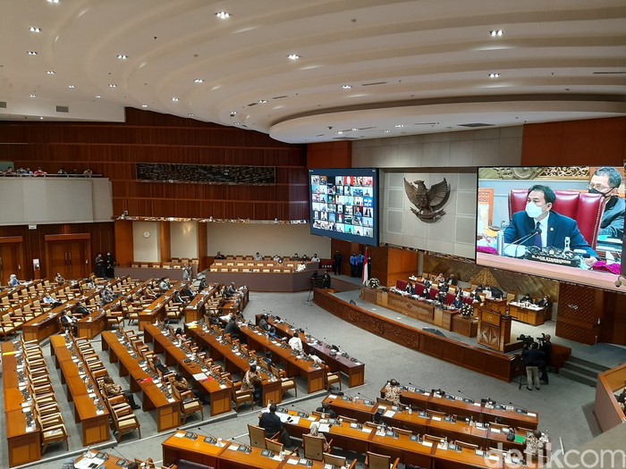 Sepekan terakhir ini dunia informasi media ramai diwarnai oleh berita demo penolakan Omnibus Law yang disahkan DPR hingga Donald Trump kembali ke gedung putih.