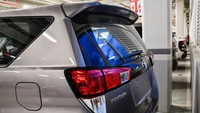 Innova 2021 versi Vietnam hadir dalam 3 versi, yaitu G, V, dan Venturer. Sementara pilihan dapur pacunya hanya mesin bensin 1TR-FE berkapasitas 2.0L, yang mampu mengeluarkan tenaga maksimal 137 dk dan torsi 183 Nm.  Foto: News Zing