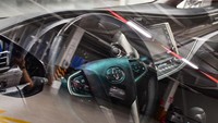 Setali tiga uang dengan bagian dalam, area interior Toyota Innova 2021 juga tidak banyak mengalami ubahan. MPV ini hanya akan mendapat panel layar infotainment yang lebih besar. Layar dan tombol kontrol yang identik dengan Hilux Adventure, serta kemampuan menjalankan konektivitas Apple CarPlay / Android Auto dan kamera mundur. Foto: News Zing