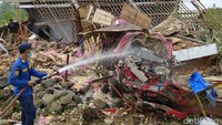 Petugas pemadam kebakaran sempat penyemprotkan air ke truk agar tidak terbakar.
