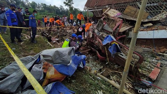 Truk Bermuatan Bawang Tabrak Rumah di Magelang Truk bermuatan bawang menabrak sebuah rumah di Jalur Salatiga-Magelang. Truk ringsek dan sopir bus tewas di tempat.