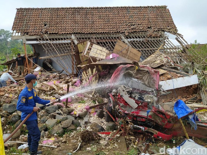 truk tabrak rumah di magelang, 9/10/2020