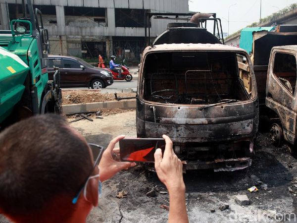 Truk-truk Ini Jadi Korban Demo Rusuh di Jakarta