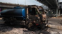 Diketahui, kerusuhan terjadi di Simpang Lima Pasar Senen, Jakarta, tadi malam. Massa merusak Halte TransJakarta dan membakar truk.
