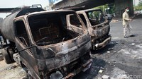 Terlihat tiga truk yang berada di samping halte ikut menjadi amukan massa dan kini terlihat hangus kehitaman.