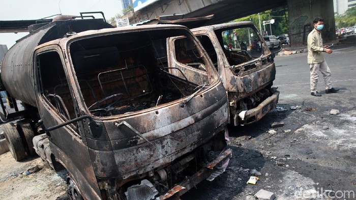 Truk-truk Ini Jadi Korban Demo Rusuh di Jakarta Selain membakar Halte TransJakarta Senen, massa tolak omnibus law UU Cipta Kerja juga membakar tiga truk yang berada di samping halte. Begini kondisinya.
