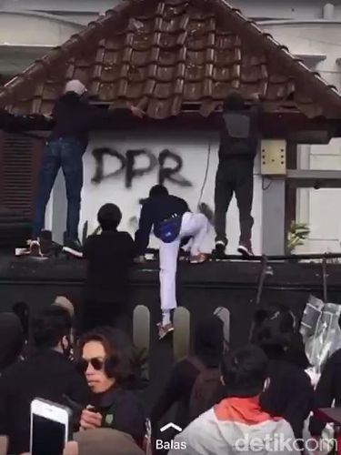 Video Demontran Panjat Gedung DPRD Kota Malang Viral Dikira Rumah Puan Maharani
