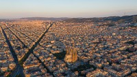 1. Esquerra de lEixample, Barcelona. Kawasan itu merupakan area hunian sederhana dengan arsitektur yang khas, memiliki balkon. Warga di sana saling mendukung dengan pesta dari masing-masing balkon saat COVID-19. (Getty Images/iStockphoto)