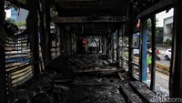 Salah satu fasilitas umum yang menjadi sasaran warga adalah halte TransJakarta. Tak hanya dirusak, sejumlah halte TransJakarta turut dibakar oleh massa.