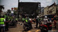 Aksi perusakan dan pembakaran itu pun menyasar sejumlah fasilitas publik lainnya di Ibu Kota.