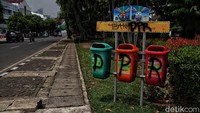 Tempat sampah di salah satu kawasan Jakarta tampak menjadi sasaran aksi vandalisme usai demo menolak UU Cipta Kerja berujung kericuhan pada Kamis (8/10) kemarin.