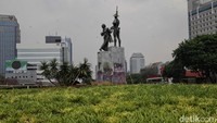 Tugu Tani yang menjadi salah satu bangunan ikonik di kawasan Ibu Kota juga turut menjadi sasaran aksi vandalisme. Tugu yang berada di dekat Stasiun Gambir tersebut tampak dicoreti dengan kata-kata DPR serta Hidup Buruh.