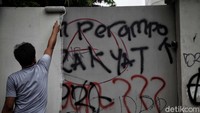 Kini, setelah aksi unjuk rasa berujung ricuh tersebut terjadi, sejumlah warga mulai kembali berbenah membersihkan serta menata kembali kawasan Ibu Kota.