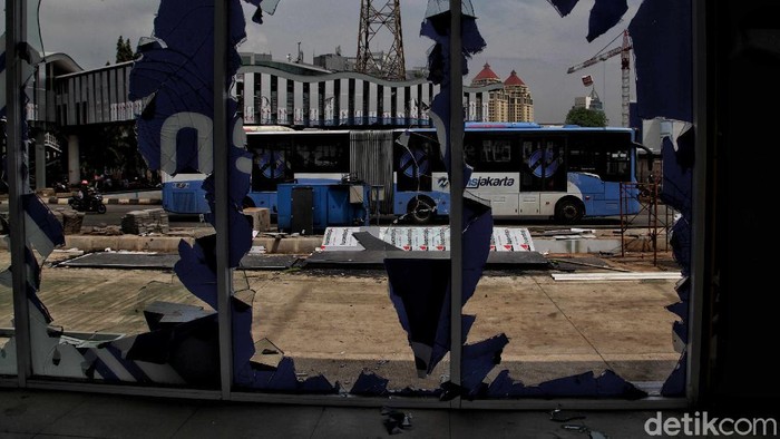 Demo menolak disahkannya UU Cipta kerja berujung kericuhan di kawasan Jakarta. Sejumlah fasilitas publik jadi sasaran aksi vandalisme dan perusakan warga.