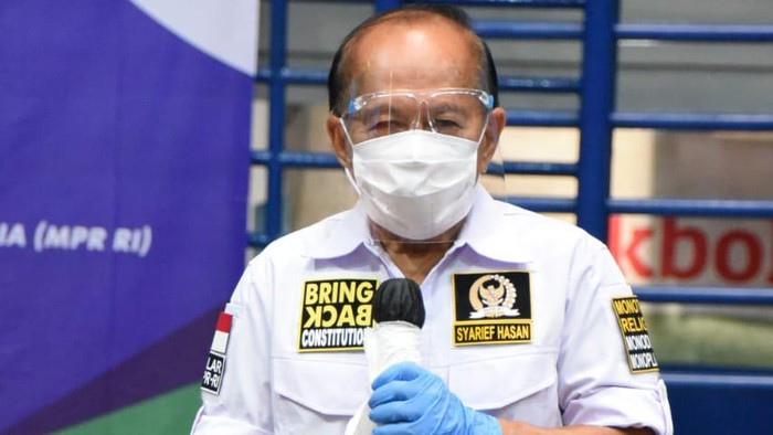Wakil Ketua MPR Syarief Hasan saat Sosialisasi Empat Pilar MPR kerja sama MPR dengan Organisasi Angkutan Darat (Organda) dan Paguyuban Pekerja Bongkar Muat (P2BM), di Gelanggang Olahraga (GOR) Pajajaran, Kota Bogor, Jawa Barat.