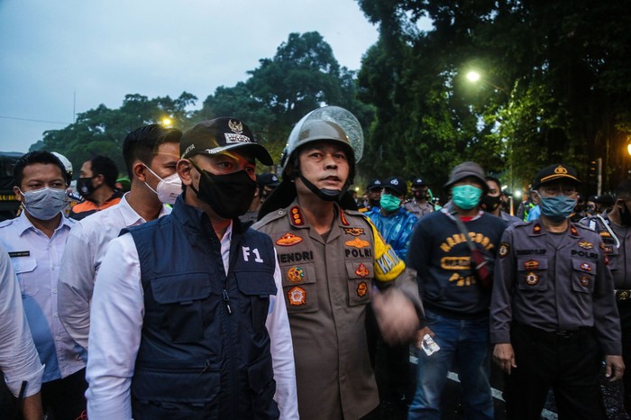 Bima Arya sempat memantau dari dekat aksi unjuk rasa UU Cipta Kerja yang dilakukan berbagai elemen di kawasan Istana Bogor, Kamis (8/10/2020) sore.