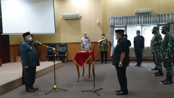 Wali Kota Cilegon melantik adik kandungnya, Maman Mauludin (kanan) sebagai Penjabat Sekda.