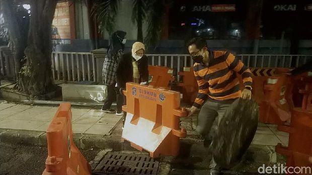 Wali Kota Risma menangis ke pendemo kotanya hancur (Foto: Deny Prastyo Utomo/detikcom)