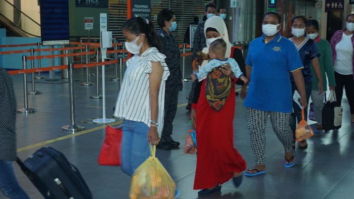 Sejumlah Pekerja Migran Indonesia (PMI) ilegal dalam proses pemulangan,  di Kuala Lumpur International Airport (KLIA) 2 dengan dikawal petugas Imigrasi Malaysia dan pejabat KBRI Kuala Lumpur, Sabtu (10/10/2020). Sebanyak 500 pekerja dipulangkan dengan tujuan Surabaya, Jakarta dan Medan karena masa tahanannya sudah habis. ANTARA Foto/Agus Setiawan/hp.