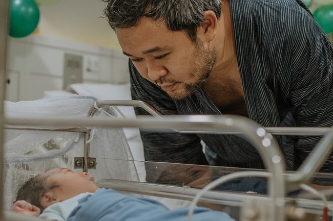 Saat melahirkan Rachel Maryam mengalami pendarahan. Dia sampai harus mendapat perawatan intensif di HCU karena pendarahan setelah operasi caesar yang dijalaninya. Foto: Instagram