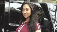 Anindita Hidayat selalu bawa lipstik, dompet, dan hand sanitizer di tasnya saat berpergian. (Foto: Instagram Anindita Hidayat)