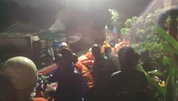 Foto: Petugas melakukan evakasui sejak pukul 18.50 WIB. Perahu karet dikerahkan. (Dok Twitter Dinas Damkar DKI Jakarta)