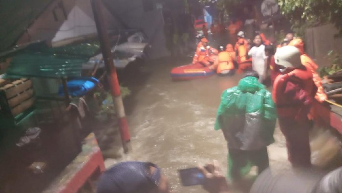 Banjir dan longsor di Ciganjur, Jakarta Selatan. Banjir dan longsor di Ciganjur, Jakarta Selatan.