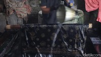 Pembuatan batik cap dengan motif Corona tersebut sebagai penanda jaman bahwa pernah terjadi wabah penyakit yang menelan banyak korban jiwa.