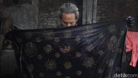 Nurohmat (45) pengrajin batik cap sedang menyelesaikan proses pengecapan batik cap motif corona di sentra industri batik rumahan Omah Kreatif Dongaji, Panggungharjo, Sewon, Bantul, Yogyakarta, Sabtu (10/10/2020). 