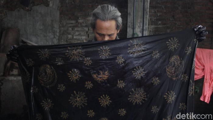 Batik bermotif Corona buatan Bantul, Yogyakarta, diklaim menjadi penanda zaman COVID-19.