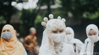 Meskipun melaksanakan pernikahan ditengah pandemi, mereka tetap mematuhi protokol kesehatan.