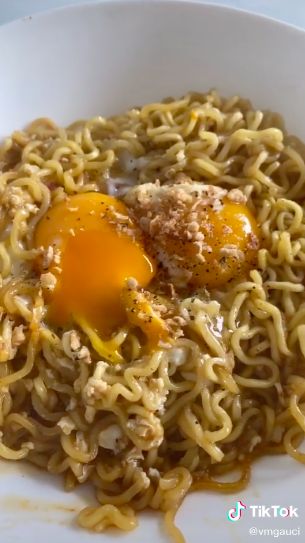 Bule Ini Punya Resep Indomie Andalan yang Gampang Dicontek