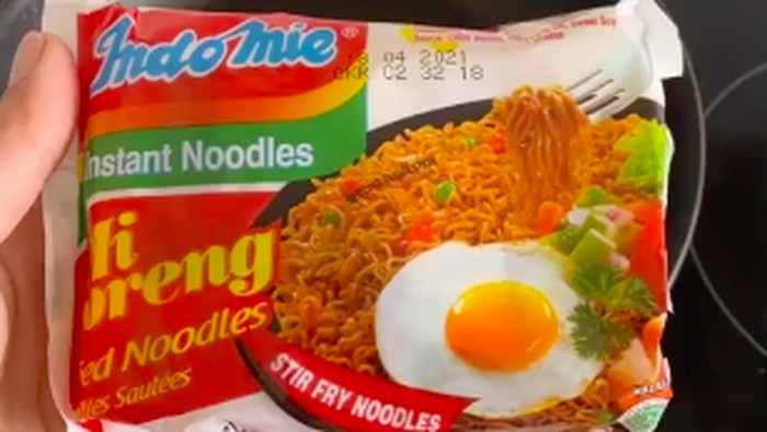 Bule Ini Punya Resep Indomie Andalan yang Gampang Dicontek