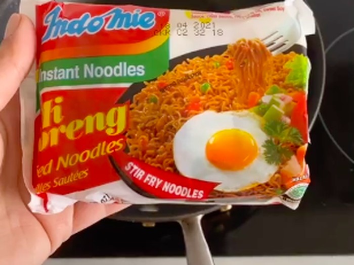 Bule Ini Punya Resep Indomie Andalan yang Gampang Dicontek