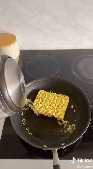 Bule Ini Punya Resep Indomie Andalan yang Gampang Dicontek