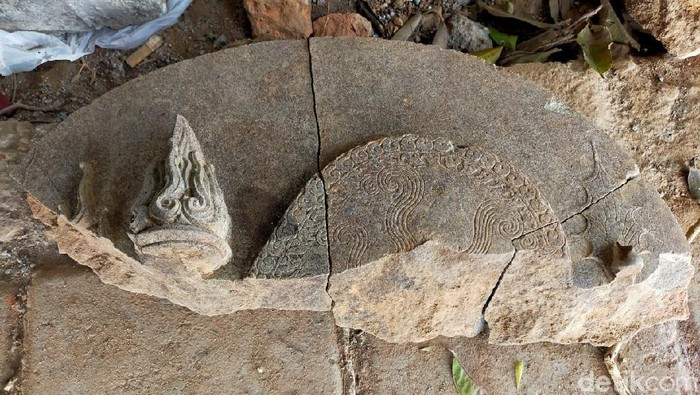 Dalam ekskavasi Candi Gedog ditemukan fragmen arca bagian sandaran atau stela dan siras cakra. Dari pahatannya yang halus dan rapi, menunjukkan bahwa usia Candi Gedog lebih tua dari masa Kerajaan Majapahit.