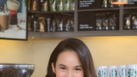 Begini pose cantik Chelsea Islan ketika minum segelas es kopi dari Starbucks. Tak heran ia terpilih menjadi Brand Ambassador. Foto: Instagram @chelseaislan