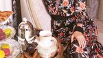 Cantiknya Chelsea Islan Saat Minum Kopi dan Makan Es Krim