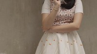 Walaupun menggunakan make up tipis, tapi cantiknya  Chelsea Islan tak memudar. Apalagi saat menikmati es krim vanila satu ini. Foto: Instagram @chelseaislan