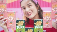 Chelsea Islan juga seorang Brand Ambassador dari produk stik cokelat. Begini pose cantiknya sambil membawa beberapa boks stik cokelat. Foto: Instagram @chelseaislan