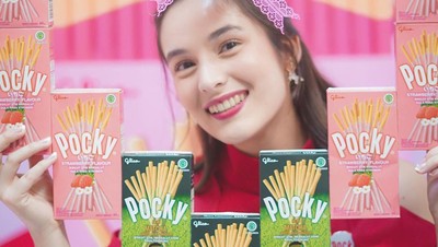 Cantiknya Chelsea Islan Saat Minum Kopi dan Makan Es Krim