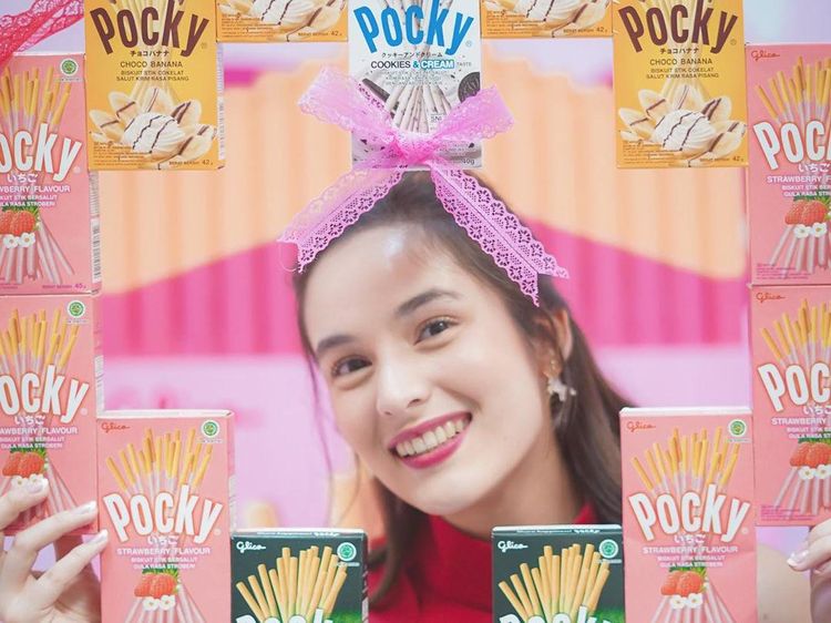 Cantiknya Chelsea Islan Saat Minum Kopi dan Makan Es Krim