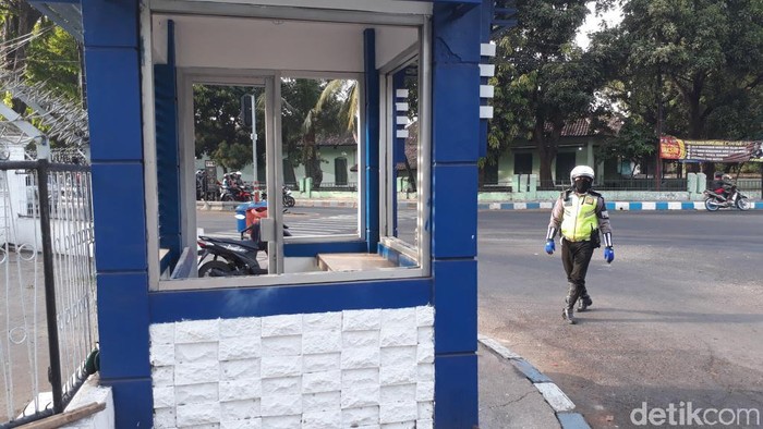 Demo Aliansi Rakyat Pasuruan Bersatu menolak Omnibus Law di depan Kantor DPRD Kota Pasuruan berlangsung ricuh. Sejumlah fasiltas umum di Jalan Balai Kota dirusak massa.