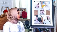Beredar foto Ramzi bersama nur Azizah saat tampil dalam sebuah program. Entah kapan foto tersebut diambil, terlihat keduanya tampil begitu akrab. Sayangnya Ramzi belum bersedia memberikan komentarnya. Sementara itu salah satu tim Nur Azizah-Ruhama Ben, Julham Firdaus belum mengetahui pesentron Ramzi mendukung pasangan nomor dua. Foto: dok. Timses Azizah