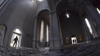 Gereja itu ialah Katedral Ghazanchetsots. Terdapat lubang besar di atap Katedral Ghazanchetsots, sebuah situs ikonik untuk Gereja Apostolik Armenia. AP Photo