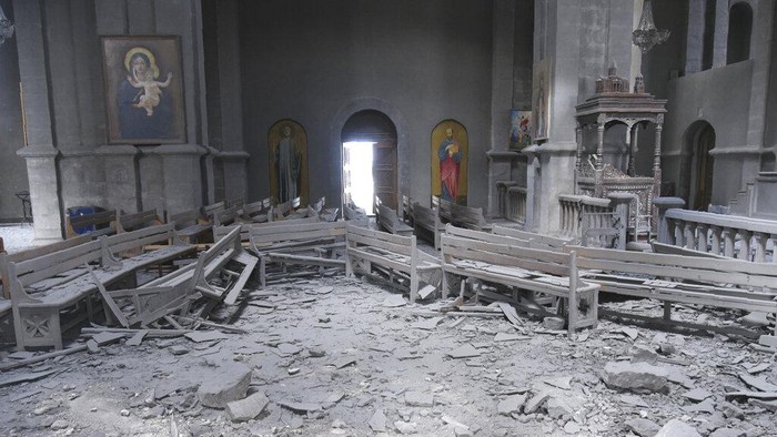 Gereja Bersejarah Jadi Korban Perang Armenia-Azerbaijan Sebuah gereja bersejarah di Kota Shusha, Nagorno-Karabakh, hancur akibat perang antara Armenia dan Azerbaijan yang masih terus berlanjut. 1. Perang antara negara Armenia dan Azerbaijan terus memanas dalam memperebutkan wilayah sengketa Nagorno-Karabakh. AP Photo/David Ghahramanyan 2. Seperti diketahui, Nagorno-Karabakh secara resmi merupakan bagian dari Azerbaijan, tetapi dikuasai bangsa Armenia. AP Photo/David Ghahramanyan 3. Kini yang menjadi korban atas perang itu adalah hancurnya gereja bersejarah yang ada di Kota Shusha, Nagorno-Karabakh. AP Photo 4. Gereja itu ialah Katedral Ghazanchetsots. Terdapat lubang besar di atap Katedral Ghazanchetsots, sebuah situs ikonik untuk Gereja Apostolik Armenia. AP Photo 5. Sebagian atap runtuh, puing-puing berserakan di lantai, bangku-bangku roboh dan interiornya tertutup debu dari bagian-bagian dinding batu kapur bangunan yang terkena benturan. AP Photo/David Ghahramanyan 6. Pihak Armenia menuduh pasukan Azerbaijan telah menembaki katedral bersejarah tersebut. AP Photo/Vahram Baghdasaryan 7. Katedral tersebut dibangun antara tahun 1868 hingga 1887 dan menjadi simbol penting bagi Armenia. AP Photo 8. Warga sekitar gereja mengaku bingung bagaimana bisa gereja ditargetkan untuk dihancurkan. AP Photo Sebuah gereja bersejarah di Kota Shusha, Nagorno-Karabakh, hancur akibat perang antara Armenia dan Azerbaijan yang masih terus berlanjut.