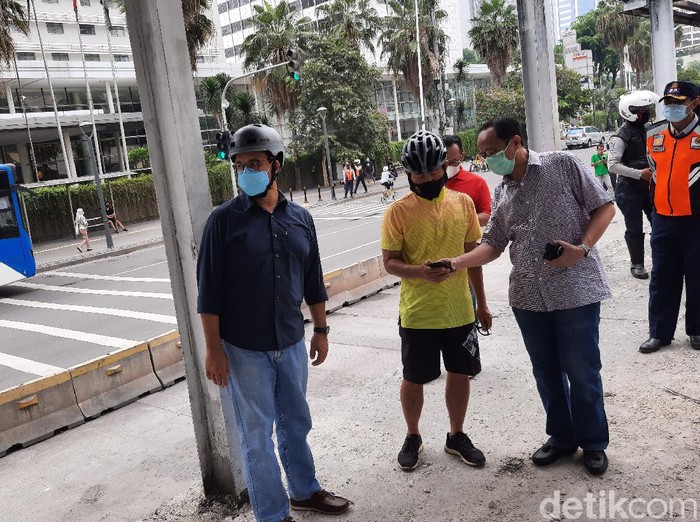 Gubernur DKI Jakarta Anies Baswedan meninjau halte TransJ Bundaran HI yang rusak akibat demo tolak omnibus law.