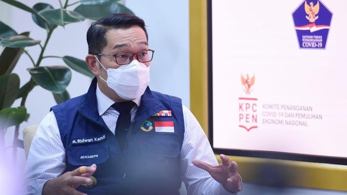 Gubernur Jawa Barat Ridwan Kamil bicara soal penanganan COVID hingga jadi relawan vaksin.