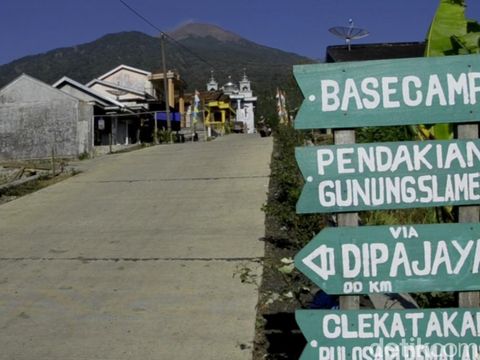 Kondis Gunung Slamet dilihat dari basecamp Dipajaya, Desa Clekatakan, Kecamatan Pulosari, Pemalang, Sabtu (10/10/2020).